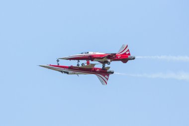 akrobasi gösterisi sırasında Uluslararası Havacılık Fuarı ILA berlin hava gösterisi-2014