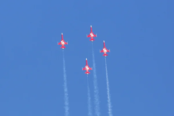 Akrobasi gösterisi sırasında Uluslararası Havacılık Fuarı ILA berlin hava gösterisi-2014 — Stok fotoğraf