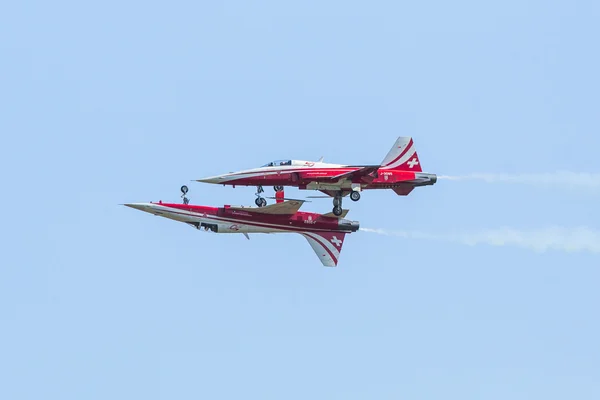 Akrobasi gösterisi sırasında Uluslararası Havacılık Fuarı ILA berlin hava gösterisi-2014 — Stok fotoğraf