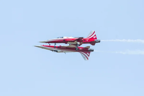 Kunstvlieger demonstratie tijdens de internationale lucht-en ruimtevaart tentoonstelling ila Berlijn lucht Toon-2014 — Stockfoto