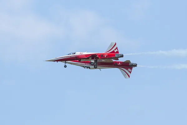 Aerobatic demonstration under den internationella flyg-och utställningen ila berlin air show-2014 — Stockfoto