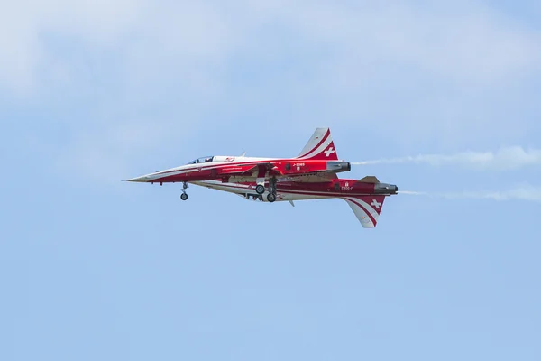 Demostración acrobática durante la Exposición Internacional Aeroespacial ILA Berlin Air Show-2014 — Foto de Stock