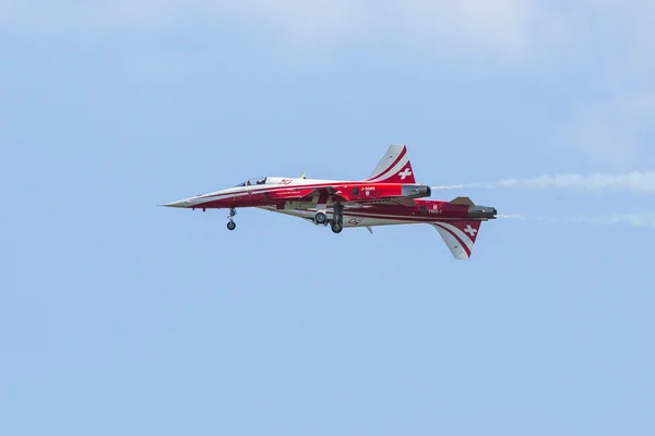 Demostración acrobática durante la Exposición Internacional Aeroespacial ILA Berlin Air Show-2014 — Foto de Stock