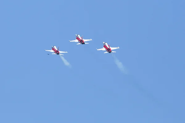 Demostración acrobática durante la Exposición Internacional Aeroespacial ILA Berlin Air Show-2014 — Foto de Stock