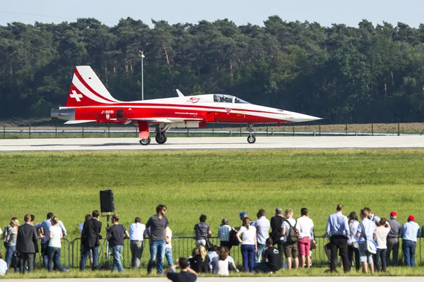 Kunstvlieger demonstratie tijdens de internationale lucht-en ruimtevaart tentoonstelling ila Berlijn lucht Toon-2014 — Stockfoto