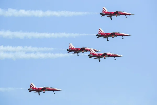 Aerobatic demonstration during the International Aerospace Exhibition ILA Berlin Air Show-2014. — Stock Photo, Image