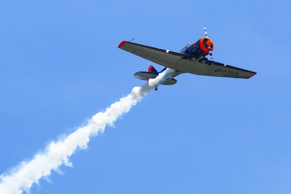 Uçağın gösteri sırasında Uluslararası Havacılık Fuarı ILA berlin hava gösterisi-2014. — Stok fotoğraf