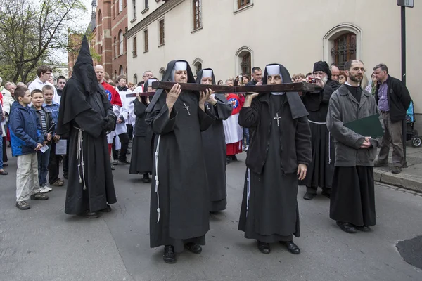 Participantes no identificados del Vía Crucis del Viernes Santo — Foto de Stock