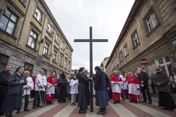 Neidentifikovaný účastníci pobožnosti křížové cesty na velký pátek — Stock fotografie