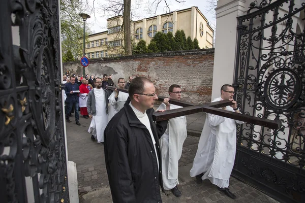 Neidentifikovaný účastníci pobožnosti křížové cesty na velký pátek — Stock fotografie