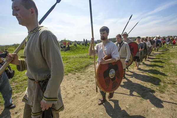 Niet-geïdentificeerde deelnemers van rekawka - Poolse traditie — Stockfoto