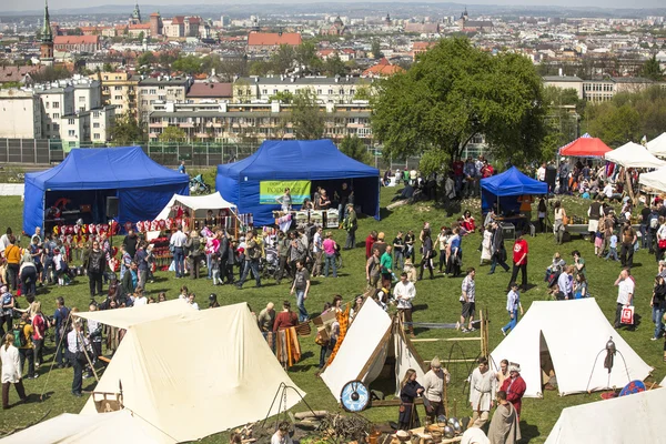 Niet-geïdentificeerde deelnemers van rekawka - Poolse traditie — Stockfoto