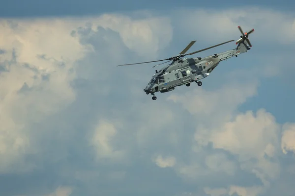 Manifestação de helicóptero militar multifunções durante a Exposição Aeroespacial Internacional ILA Berlin Air Show-2014 . — Fotografia de Stock