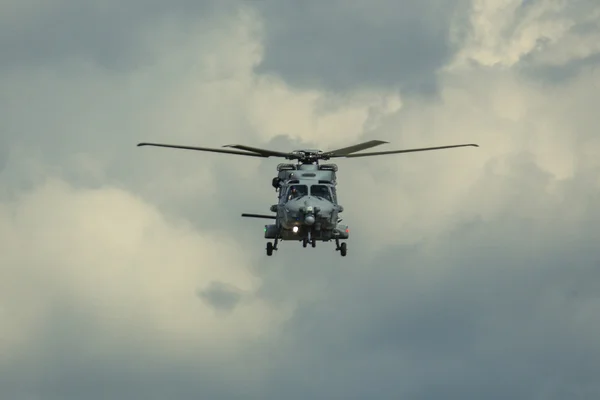 Multifunktions-Militärhubschrauber-Demonstration während der Internationalen Luft- und Raumfahrtausstellung ila berlin air show-2014. — Stockfoto