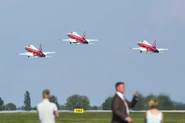 Aerobatic demonstration during the International Aerospace Exhibition ILA Berlin Air Show-2014. — Stock Photo, Image