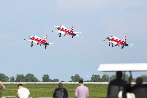 Aerobatic demonstration during the International Aerospace Exhibition ILA Berlin Air Show-2014. — Stock Photo, Image