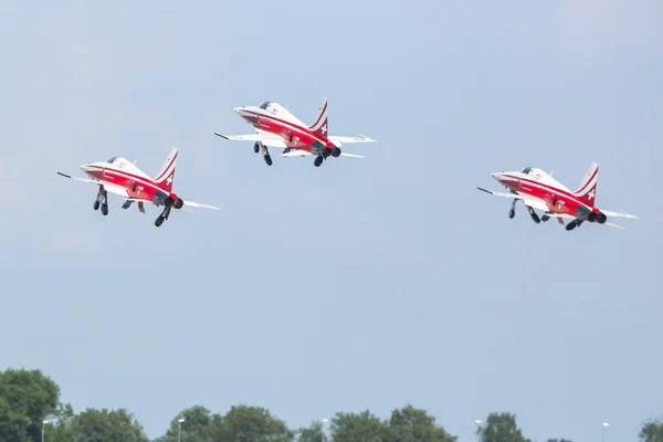 Kunstvlieger demonstratie tijdens de internationale lucht-en ruimtevaart tentoonstelling ila Berlijn lucht Toon-2014. — Stockfoto