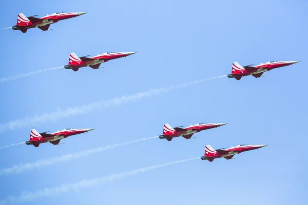 곡예비행 팀 노스 롭의 f-5e 호야 타이거 ii (patrouille 스위스) 데모 — Stok fotoğraf