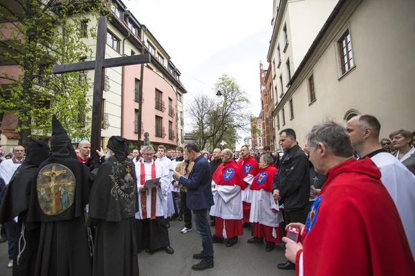 Participantes no identificados del Vía Crucis del Viernes Santo — Foto de Stock