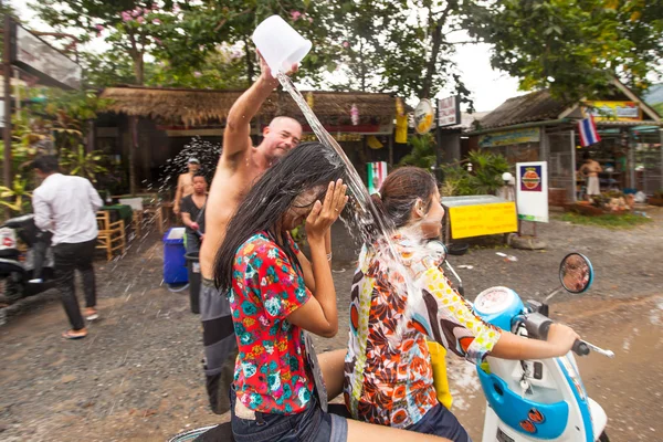 Insanlar songkran festivali kutladı — Stok fotoğraf