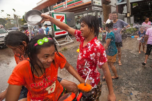 Människor firas songkran festival — Stockfoto