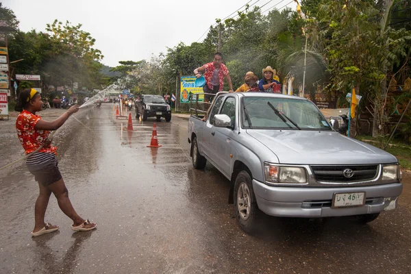 Lidé slaví songkran festival — Stock fotografie