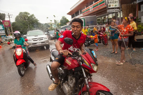 Människor firas songkran festival — Stockfoto