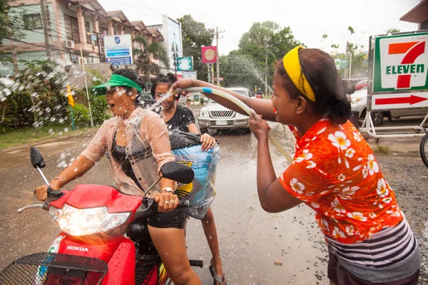 La gente celebraba el Festival de Songkran — Foto de Stock