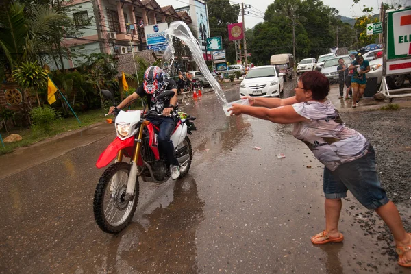 Människor firas songkran festival — Stockfoto