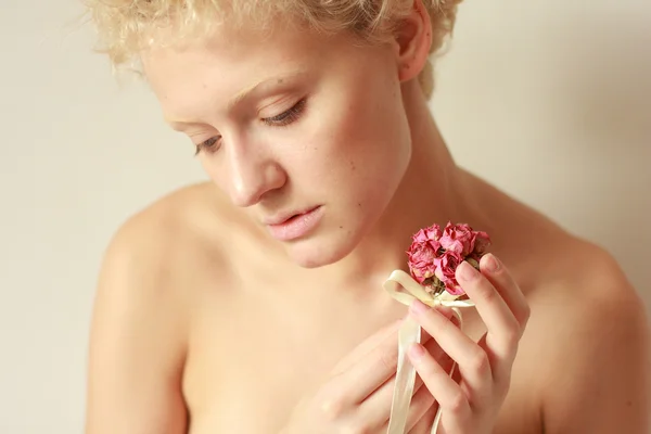 Sensuell naken ung kvinna med torr rose — Stockfoto