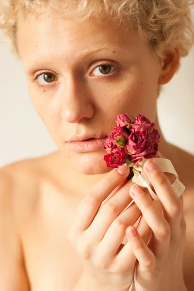 Sexy slim meisje met gedroogde roos in handen — Stockfoto