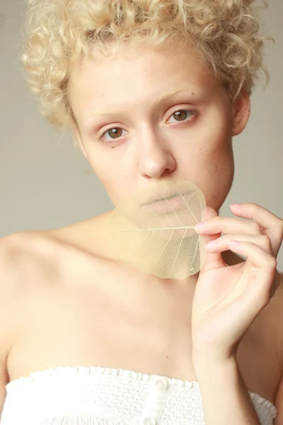 Jovem menina sexy magro com uma folha seca na mão — Fotografia de Stock