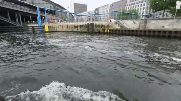 A bankok a folyó Spree, Berlin, Nézd a túra csónak. — Stock videók
