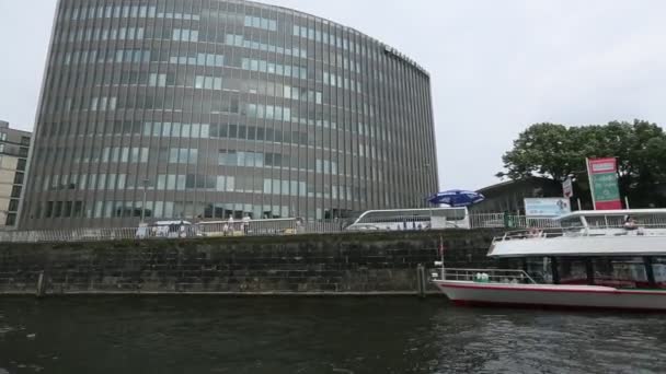 Banken van de rivier de spree in Berlijn, uitzicht vanaf tour boot. — Stok video
