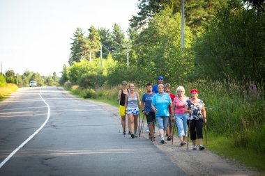 nordic walking ın yerel yarışmalar sırasında kimliği belirsiz katılımcıları