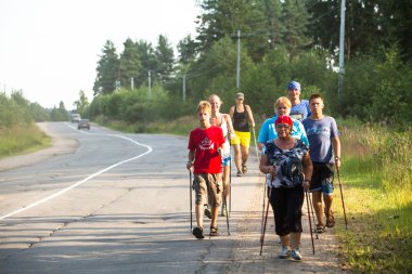 nordic walking ın yerel yarışmalar sırasında kimliği belirsiz katılımcıları