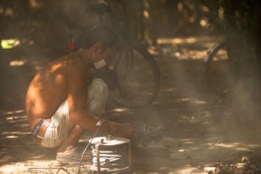 Restorasyon çalışmaları için tanımlanamayan Kamboçyalı taşçı