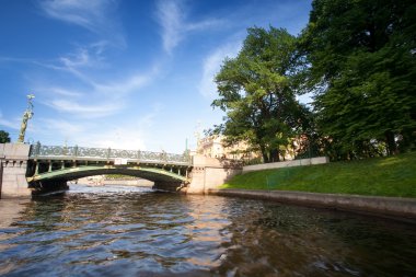 kanalları şehir boyunca teknede