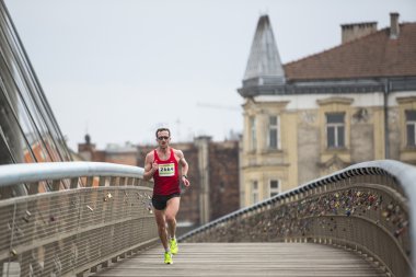 yıllık krakow uluslararası maraton sırasında kimliği belirsiz katılımcıları