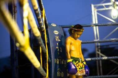 maç sırasında halka tanımlanamayan genç muaythai fighter