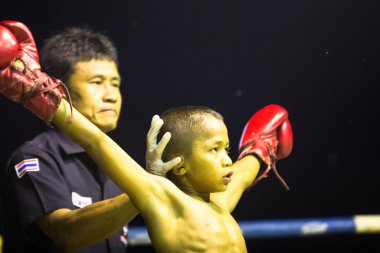 maç sırasında halka tanımlanamayan genç muaythai fighter