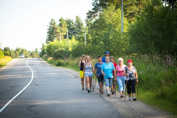 Nordic walking ın yerel yarışmalar sırasında kimliği belirsiz katılımcıları — Stok fotoğraf