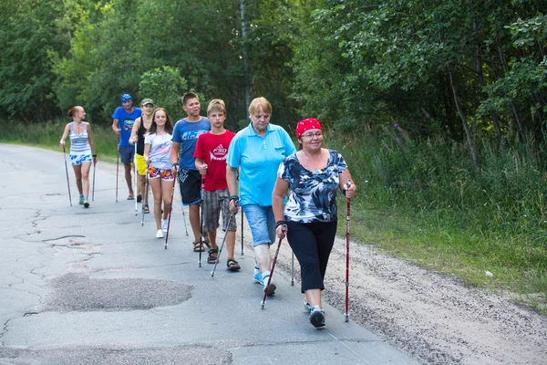 Nordic walking ın yerel yarışmalar sırasında kimliği belirsiz katılımcıları — Stok fotoğraf