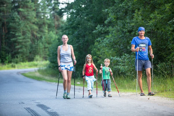 Deelnemers tijdens van lokale wedstrijden in de nordic-walking — Stockfoto