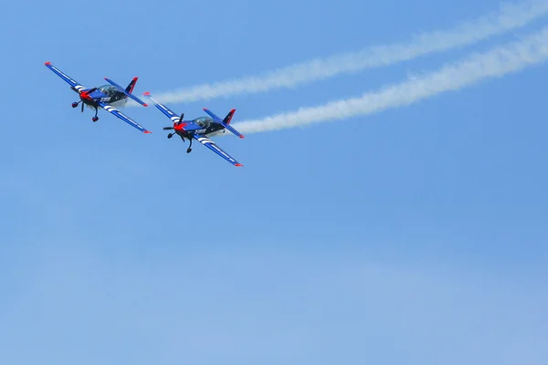 Dos Extra-300, D-EAXK - aviones acrobáticos (Alemania ) — Foto de Stock