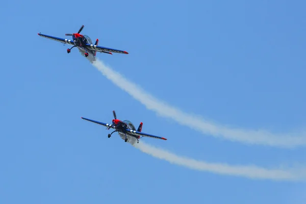 Zwei extra-300, d-eaxk - kunstflugzeuge (deutschland) — Stockfoto