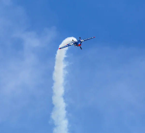 Extra-300, D-EAXK avión acrobático biplaza (Alemania ) — Foto de Stock