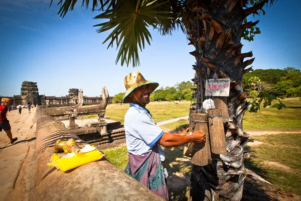 Vendedor de suco de rua cambojano não identificado em Angkor Wat — Fotografia de Stock