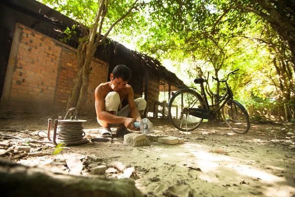 Cantero cambodiano no identificado para trabajos de restauración en Angkor Wat — Foto de Stock