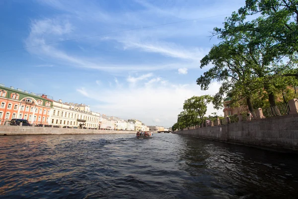 Kanalları şehir boyunca teknede — Stok fotoğraf